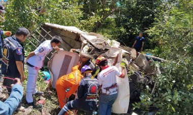 หนุ่มใหญ่ขนน้ำยาใส่ถังแกลลอนเต็มกระบะวูบหลับในชนต้นไม้ตายคาที่