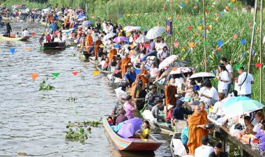 ชาวลาดกระบังกบาตรพระร้อยทางเรือสืบสานวิถีมอญคู่คลองลำปลาทิว