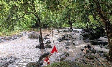 ระทึก!จนท.อุทยานฯเขาใหญ่ ช่วยนนท. 3 คน ติดน้ำป่าไหลหลากน้ำตกสาริกา