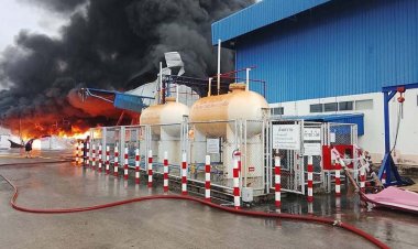 ฟ้าผ่าเปรี้ยง! ใส่โรงงานกล่องโฟม ไฟลุกไหม้วอด อาคารถล่มซ้ำ