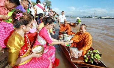 ตระการตา!ชาวมอญรวมใจตักบาตรพระร้อย วัดชินวราราม สืบสานประเพณีเก่าแก่