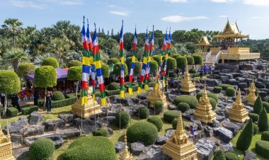 เปลี่ยนธงมนตรา 9 ต้น เสริมสิริมงคล รับพลังแห่งศรัทธา-พลังบวกจากธรรมชาติ