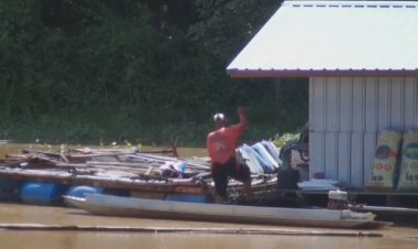 ฝนตกหนักแม่น้ำสะแกกรังเพิ่มสูงขึ้น ชาวเรือนแพเตรียมพร้อมเคลื่อนย้ายหนีน้ำเอ่อท่วม