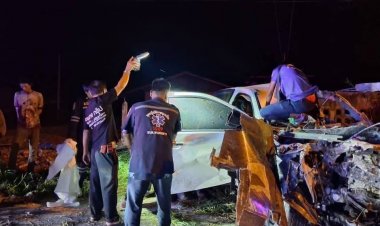 หนุ่มใหญ่วัย 36 ซิ่งกระบะเสียหลักพุ่งชนกำแพงดังสนั่นดับคาซากรถ