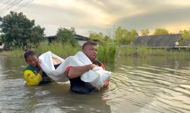พิจิตรน้ำท่วมยังวิกฤตสุดแสนทุลักทุเลผู้สูงอายุที่เสียชีวิตบ้านถูกน้ำท่วมนำร่างใส่โลงใส่เรือนำส่งวัดบำเพ็ญกุศล