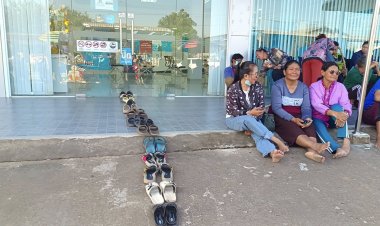 ชาวบ้านชัยภูมิวางรองเท้าจองคิวลงทะเบียน "คนละครึ่งพลัส" แน่นธนาคาร