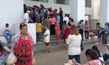 คนผิดหวังปราจีนฯแห่ลงทะเบียน“คนละครึ่งพลัส”แทนสิทธิว่าง คนแน่นนั่งหลับรอ