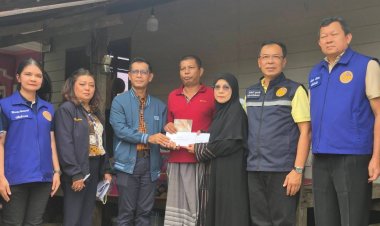 ศอ.บต. มอบเงินช่วยเหลือเยียวยา 2 ครอบครัวเหยื่อบึ้มหน้าร้านน้ำชายี่งอ