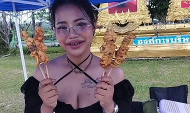 สาวอุทัยธานีสวยเซ็กซี่สู้ชีวิตขายปลาหมึกน้ำจิ้มรสเด็ดไม้ละ 10 บาท