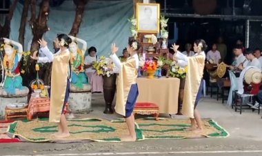 โศกเศร้า!!สูญเสียครั้งใหญ่ ชาวอุทัยธานีนักเรียนร่วมแสดงรำถวายแสดงดนตรีไทย ไว้อาลัยวางพวงมาลา พระพันปีหลวง
