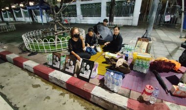 พสกนิกรทยอยเข้าพื้นที่ท้องสนามหลวงรอรับเสด็จขบวนเคลื่อนพระบรมศพ "พระพันปีหลวง"