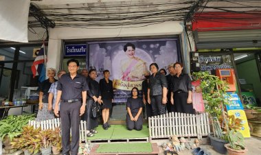 ชมรมเรารักษ์ปราจีนขึ้นป้ายไวนิลพระบรมฉายลักษณ์น้อมส่งเสด็จสู่สวรรคาลัย