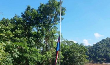กองทัพ KNU ลดธงครึ่งเสาตลอดแม่น้ำสาละวิน แสดงความอาลัยน้อมถวายสมเด็จพระพันปีหลวง