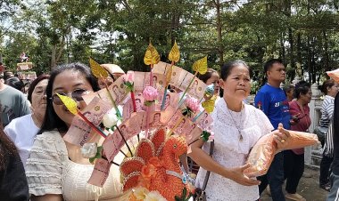 ศรัทธาล้น!ญาติโยมปราจีนฯพร้อมใจร่วมทอดกฐินหิน-ทรายถวายวัดเขาวงศ์ 40 ตัน