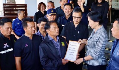 ชาวนาพิจิตรบุกศาลากลางยื่นข้อเรียกร้องวอนรัฐบาลช่วยพยุงราคาข้าวที่ตกต่ำขายได้แค่5พันบาท/ตัน
