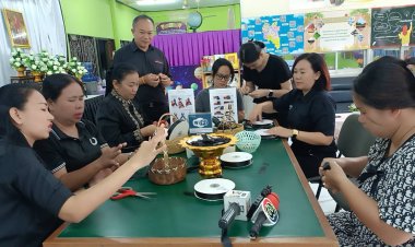 ศูนย์ส่งเสริมการเรียนรู้ปราจีนบุรี สอนทำริบบิ้นสีดำไว้อาลัยพระพันปีหลวง