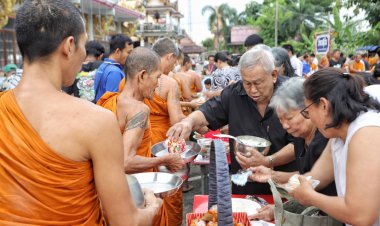 ประชาชนชาวบางพูด ตักบาตรพระร้อยถวายเป็นพระราชกุศล แด่ “สมเด็จพระพันปีหลวง”