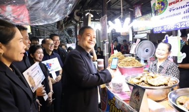 ผู้ว่าฯปทุม สำรวจตลาด “คนละครึ่งพลัส” วันแรกคึกคัก ทั้งคนซื้อคนขาย