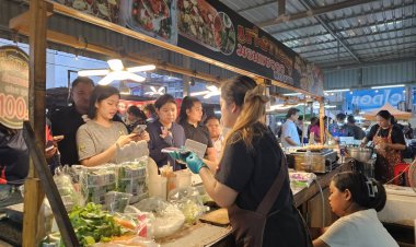ตลาดนัดคนเดินสุดคึกคัก!คนปราจีนฯแห่สแกนซื้อสินค้าคนละครึ่งพลัส