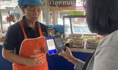 ชาวศรีสะเกษแห่สแกนซื้อสินค้าอุปโภคบริโภค "คนละครึ่งพลัส"กระตุ้นเศรษฐกิจชุมชน