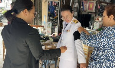 ติดโบว์ริบบิ้นสีดำ ปลอกแขนดำ กิ๊บติดรวบผม แสดงออกถึงการไว้อาลัยสมเด็จพระพันปีหลวง