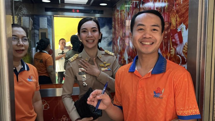 "ผู้กองแคท"โผล่รายงานตัวผู้ว่าฯ ศรีสะเกษ นั่งเก้าอี้ปลัดอำเภอเมือง