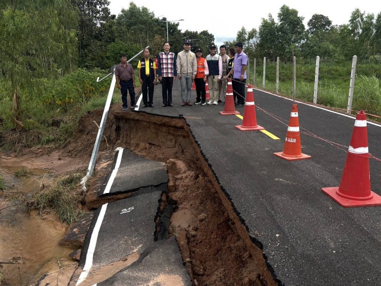 อำนาจเจริญฝนตกสะสมน้ำกัดเซาะถนนทรุดตัวยาวกว่า 10 เมตร