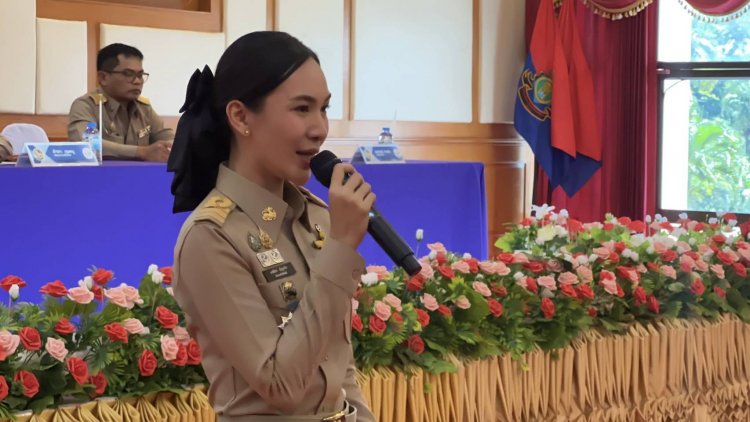 " ปลัดแคท"ฟิตทำงานวันแรกประชุมกำนัน - ผู้ใหญ่บ้าน อำเภอเมืองศรีสะเกษลุยทำงานเพื่อชาวบ้าน