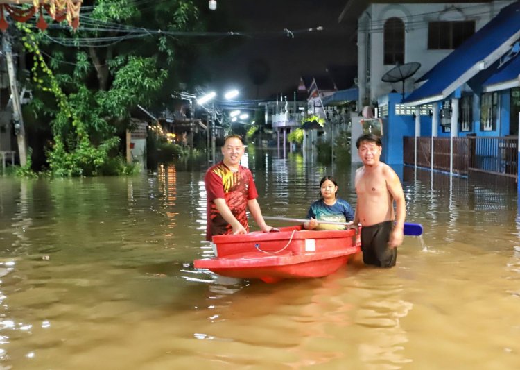 น้ำเจ้าพระยาล้นท่วมชุมชนบ้านสามเรือน สามโคก ต้องใช้เรือสัญจร