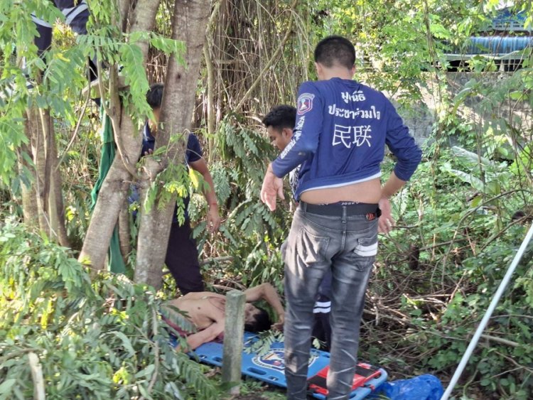 พ่อเฒ่าวัย 60 ปีปีนเก็บยอดขี้เหล็กถูกกิ่งหนีบติดคาต้น ร้องขอชีวิตกลางแดดนานครึ่งวัน