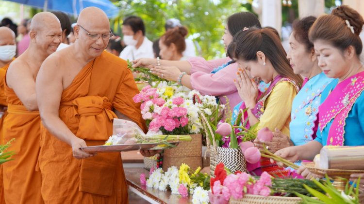 งดงาม! ตักบาตรดอกไม้ โกนจุก ประเพณีเก่าแก่เอกลักษณ์ชาวมอญเมืองปทุมฯ