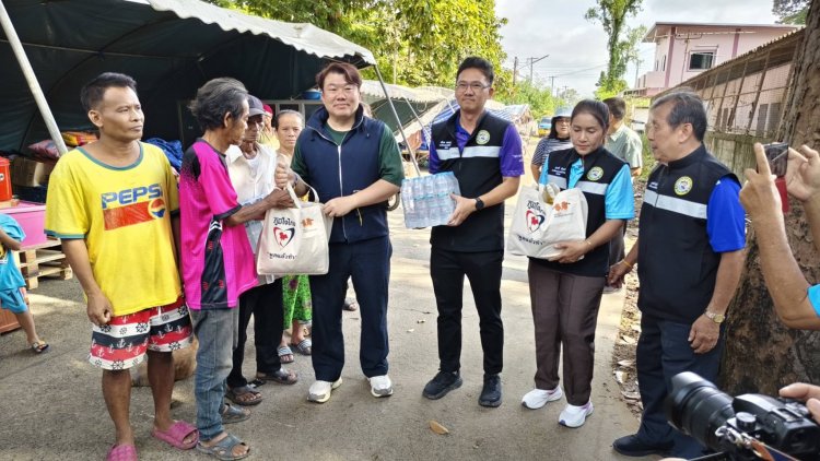ตัวแทนรัฐบาลมอบถุงยังชีพช่วยเหลือผู้ประสบอุทกภัยในเขตเทศบาลเมืองศรีสะเกษ