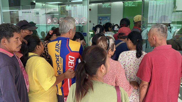 คนชายแดนศรีสะเกษ 5 อำเภอแห่รับเงินเยียวยาจากเหตุยิงปะทะ