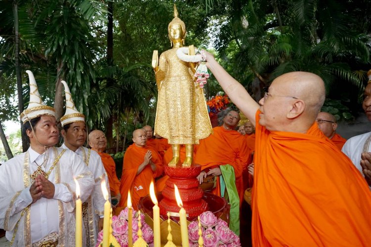 สืบสานประเพณี ตักบาตรเทโวโรหณะวันออกพรรรษาวัดสระเกศ (ภูเขาทอง)