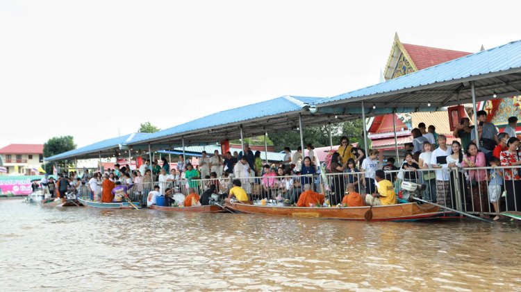 ท.ต.บ้านกลาง เมืองปทุมฯสืบสานประเพณีตักบาตรพระร้อยริมฝั่งน้ำเจ้าพระยา