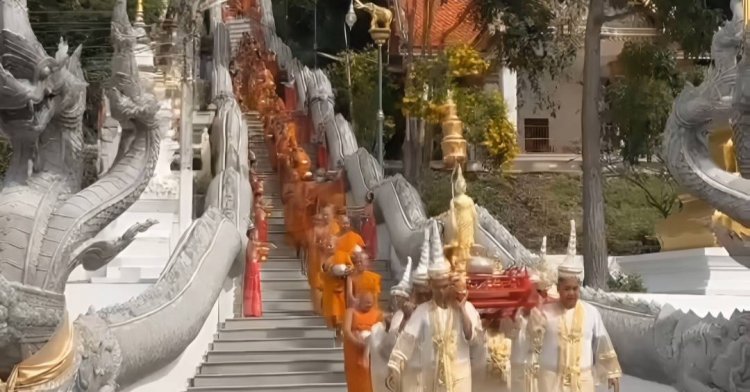 ชาวอุทัยธานีหลั่งไหลทั่วสารทิศ ร่วมตักบาตรเทโวที่วัดสังกัสรัตนคีรี