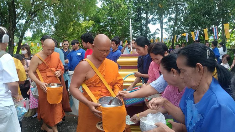 พุทธศาสนิกชนปราจีนบุรีร่วมตักบาตรเทโวโรหนะอย่างยิ่งใหญ่
