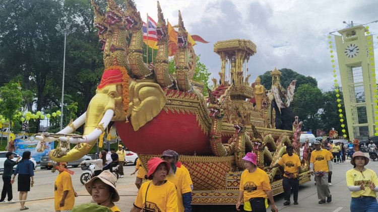 ชาวตรังพร้อมใจกันลากเรือพระอย่างคึกคักตลอดทั้งวัน