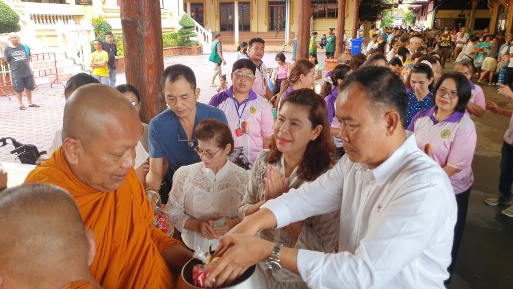 พุทธสานิกชนร่วมตักบาตรเทโวโรหณะที่วัดบางพลีใหญ่กลาง