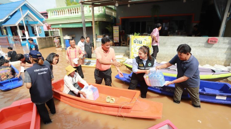 อดีต สส.ฮะ" ตระเวนลุยน้ำมอบถุงยังชีพ 800 ชุด ให้กำลังใจผู้ประสบภัยน้ำท่วมสามโคก