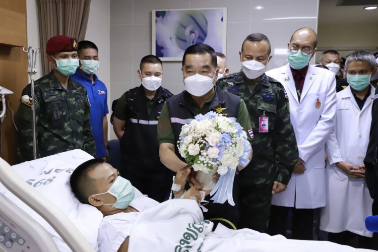 รมว.กลาโหมชื่นชมความกล้าหาญ “ส.อ.บุริศวร์”บาดเจ็บจากเข้าระงับเหตุปล้นทอสุไหงโก-ลก