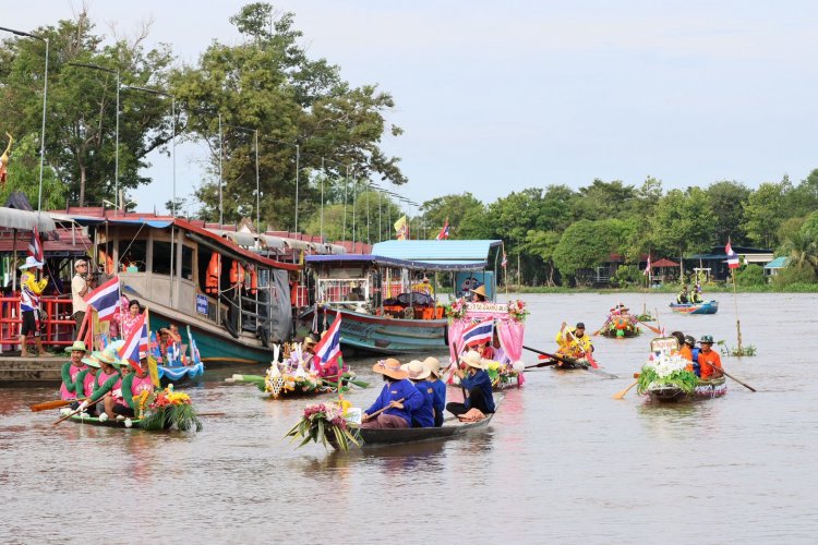 สืบสานประเพณีแห่ "พระทางน้ำหลวงพ่อคุ้ม วัดอินทาราม " ถวายพุทธบูชาออกพรรษา