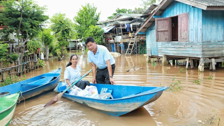 นายอำเภอ-ท้องถิ่น จับมือ อดีต สส.ฮะลุยน้ำมอบถุงยังชีพ คลายทุกข์ชาวสามโคก