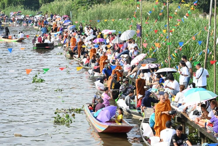ชาวลาดกระบังกบาตรพระร้อยทางเรือสืบสานวิถีมอญคู่คลองลำปลาทิว