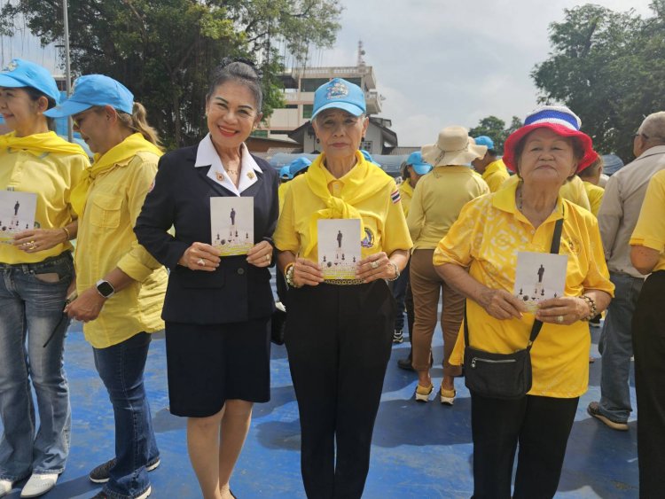 พสกนิกรปราจีนบุรีพร้อมใจสวมเสื้อเหลืองถวายราชสักการะน้อมรำลึกพระมหากรุณาธิคุณวันคล้ายวันสวรรคตในหลวงร.9