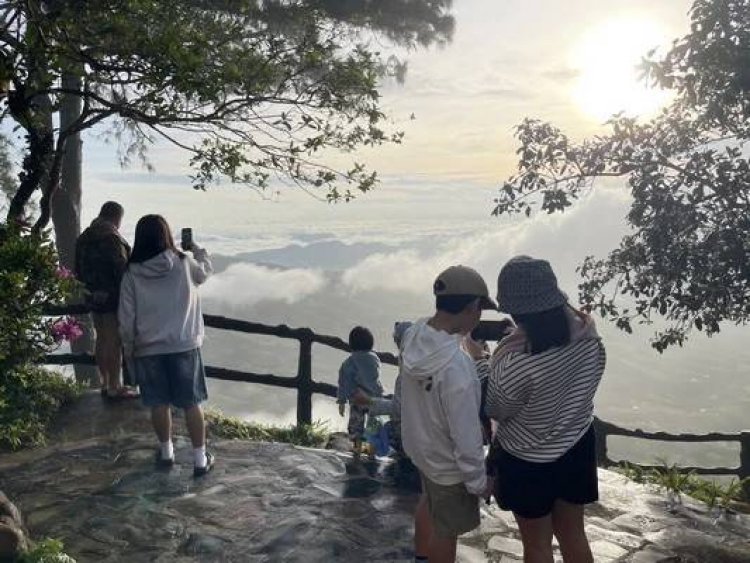 ลมหนาวมาเยือนแล้ว "ภูเรือ"นักท่องเที่ยวเริ่มหนาตาสัมผัสแสงอาทิตย์แรก