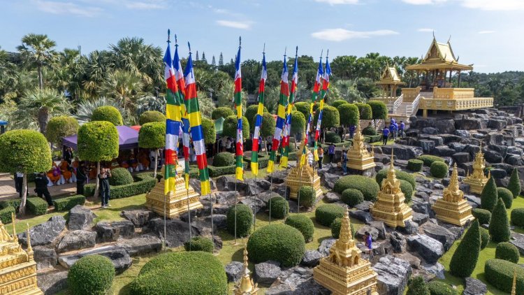 เปลี่ยนธงมนตรา 9 ต้น เสริมสิริมงคล รับพลังแห่งศรัทธา-พลังบวกจากธรรมชาติ