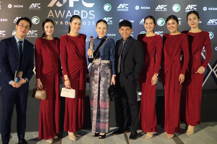 สุดยอดมืออาชีพ!!! "มาดามแป้ง" คว้ารางวัล ส.ฟุตบอลยอดเยี่ยมแห่งปี งานAFC ที่ซาอุฯ