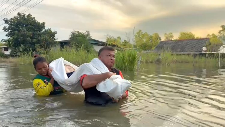 พิจิตรน้ำท่วมยังวิกฤตสุดแสนทุลักทุเลผู้สูงอายุที่เสียชีวิตบ้านถูกน้ำท่วมนำร่างใส่โลงใส่เรือนำส่งวัดบำเพ็ญกุศล