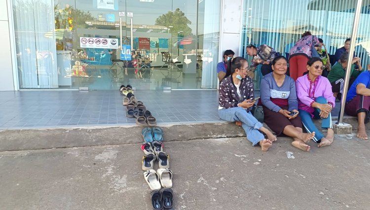 ชาวบ้านชัยภูมิวางรองเท้าจองคิวลงทะเบียน "คนละครึ่งพลัส" แน่นธนาคาร